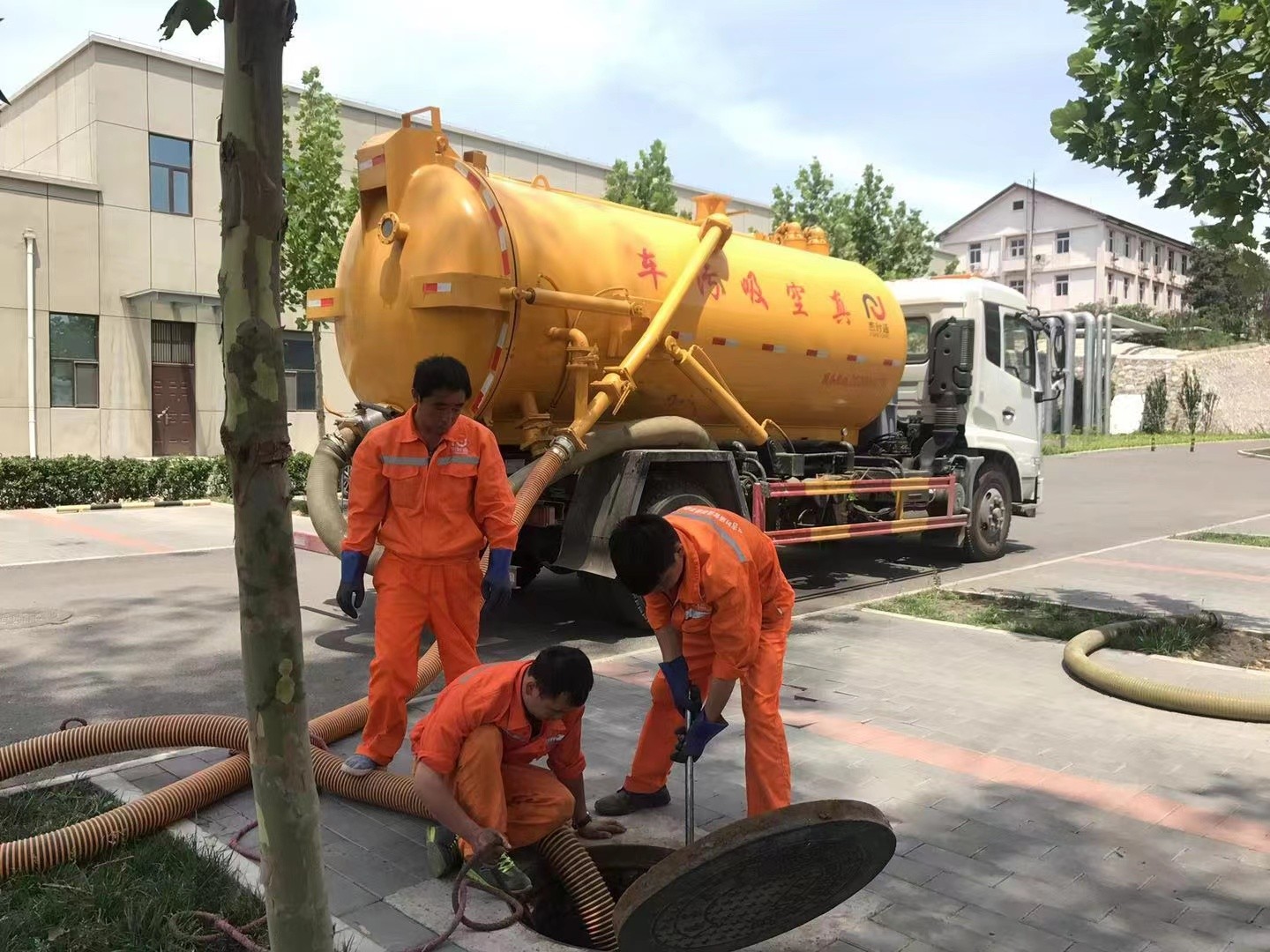 三乡镇管道疏通车停在窨井附近